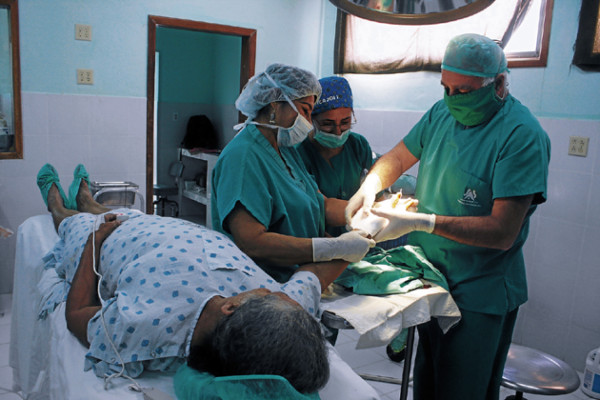 Médicos españoles realizan brigada ortopédica