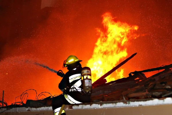Incendio arrasa con locales en el centro histórico de Tegucigalpa, Honduras