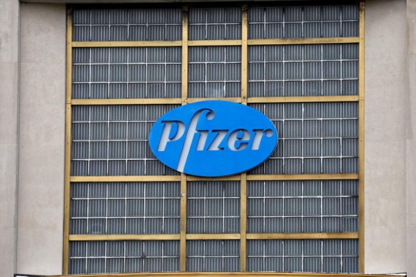 Trump exige aprobación de la vacuna Pfizer el viernes y amenaza al jefe de ente regulador