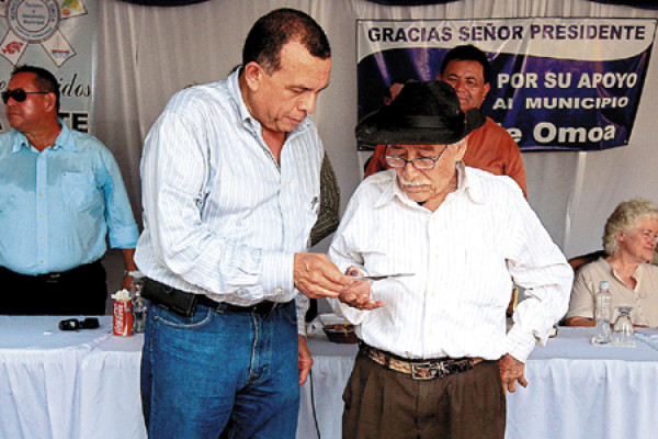 Llevan bonos a abuelos de Omoa