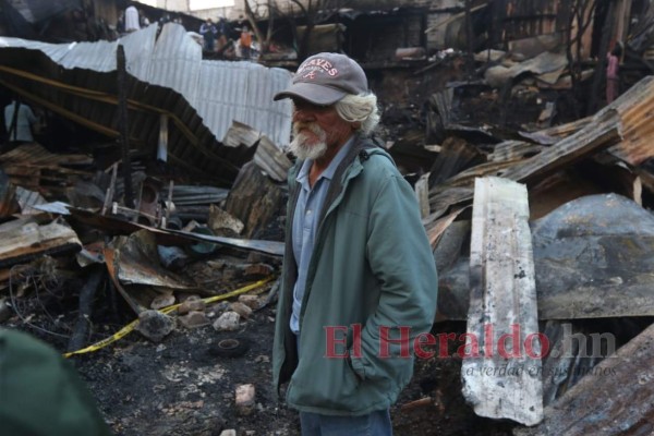 Devastada y desolada, así quedó la zona cero del incendio en el barrio La Bolsa