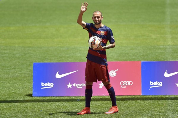 Barça presenta su primer refuerzo, Aleix Vidal, que no jugará hasta 2016