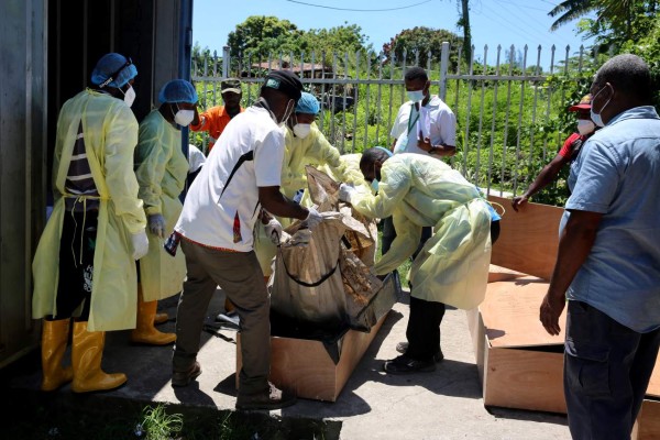Con amenaza de ómicron y nuevas restricciones, el mundo llega a su segunda Navidad en pandemia  