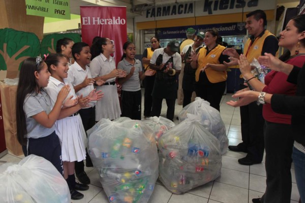 Paiz les da una ayudadita a escuelas amigables