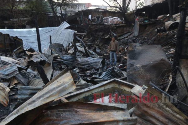 Devastada y desolada, así quedó la zona cero del incendio en el barrio La Bolsa