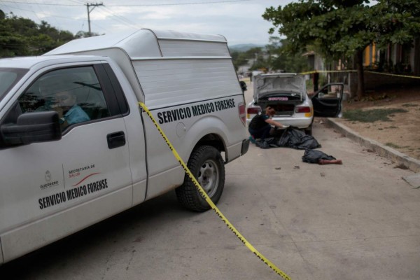 En la calurosa Acapulco, los cadáveres saturan las neveras de la morgue