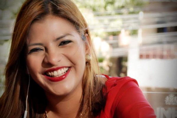 Saraí Espinal, la carismática voz en la Tarde de HRN