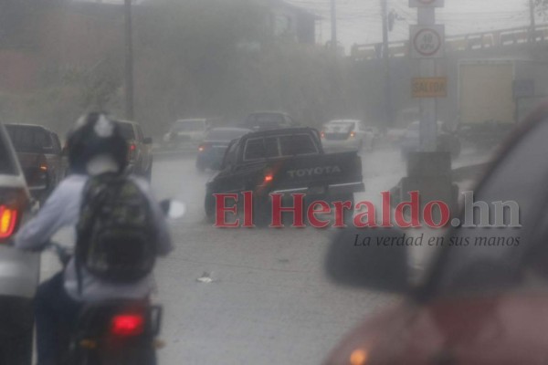 FOTOS: Lluvia sorprende a capitalinos y deja anegadas varias calles