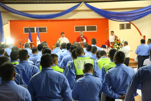 Con nuevo uniforme la policía hondureña celebra su 134 aniversario