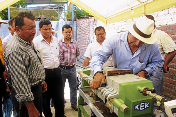 Forman a mecánicos de Danlí para instalar sistemas de biodiésel