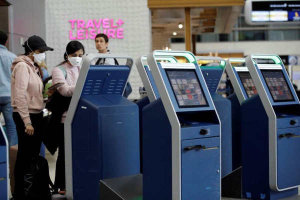 Suspensión de vuelos y aeropuertos llenos de viajeros ante alarma por coronavirus (FOTOS)