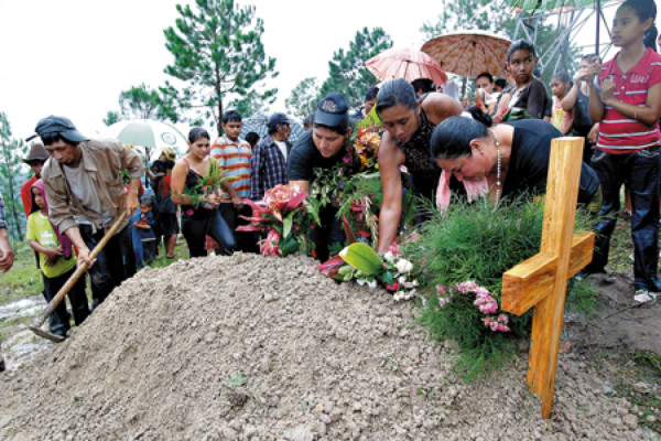 Investigan muerte de 17 personas por ingesta de alcohol adulterado