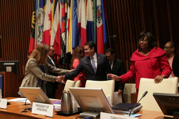 Presidente de Honduras expone ante la OPS