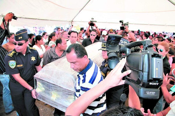 Con indignación y con 31 globos, Santa Rita despide a Herlyn Espinal