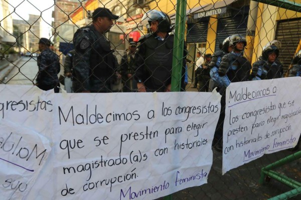 Libre y la Resistencia protestan en las afueras del Congreso