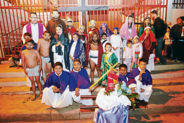 Niños reviven con Vía Crucis la Pasión del Salvador del Mundo