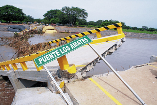 Fiscalía investiga corrupción por colapso de puente