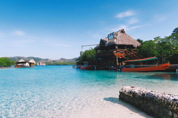 Actor Carlos Pena visita las bellas playas de Roatán