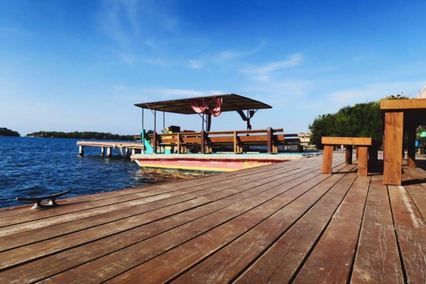 Actor Carlos Pena visita las bellas playas de Roatán