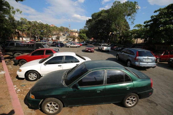 Hasta en las aceras aparcan los vehículos por falta de parqueos en la capital de Honduras