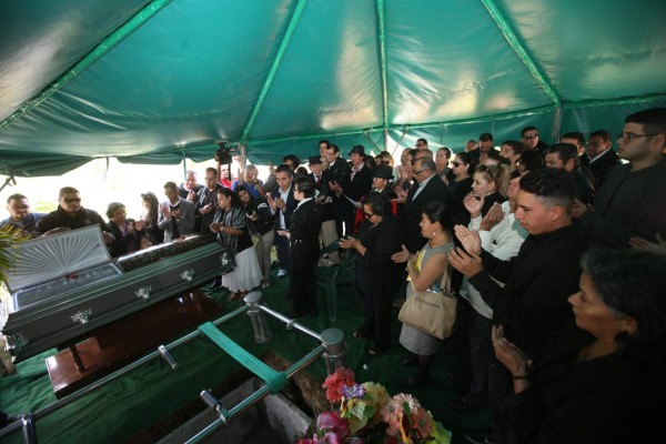 Sentida despedida de familia y amigos al poeta José Adán Castelar