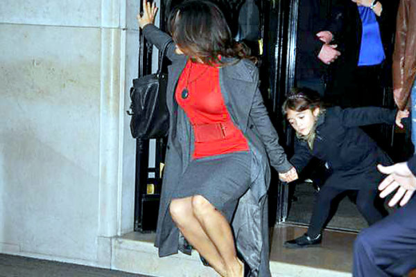Aparatosa caída de Salma Hayek roba cámara en París