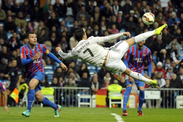 El Real Madrid gana al Levante con doblete de Bale y espera el Clásico
