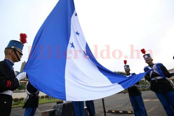 Hondureños celebran con patriotismo el Día de la Bandera Nacional
