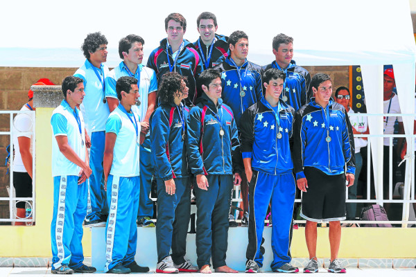 Catrachos se imponen en fútbol y baloncesto