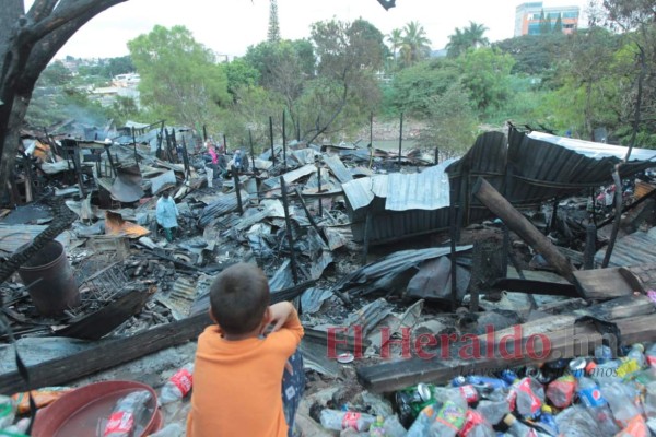 Devastada y desolada, así quedó la zona cero del incendio en el barrio La Bolsa
