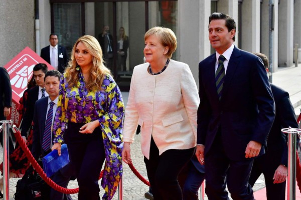 Looks: Angélica Rivera se luce con elegante estilo en la gira de Peña Nieto por Holanda y España