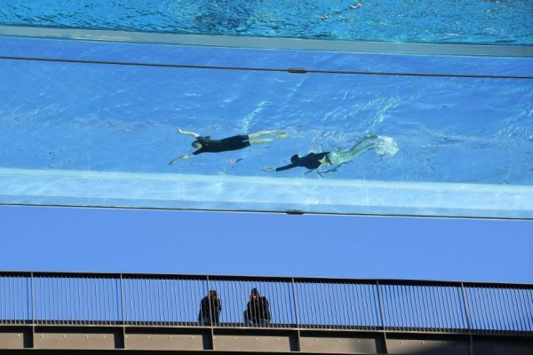 Sky Pool, la espectacular piscina transparente que además es un puente aéreo que une dos edificios (FOTOS)