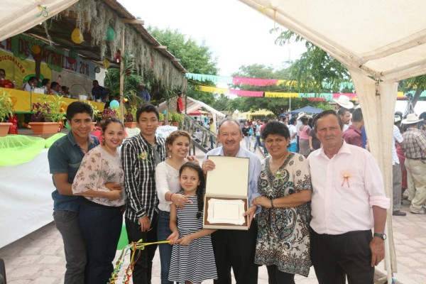 Villa de San Francisco condecoró a Efraín Salgado como hijo predilecto