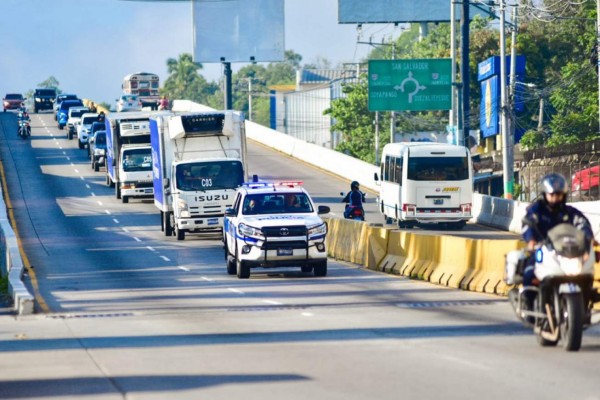 Lágrimas, festejo y abrazos por la llegada de vacunas donadas por El Salvador