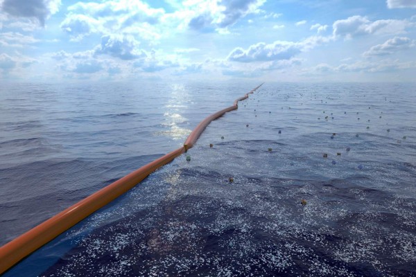 Joven ingeniero propone solución para limpiar el océano de los plásticos