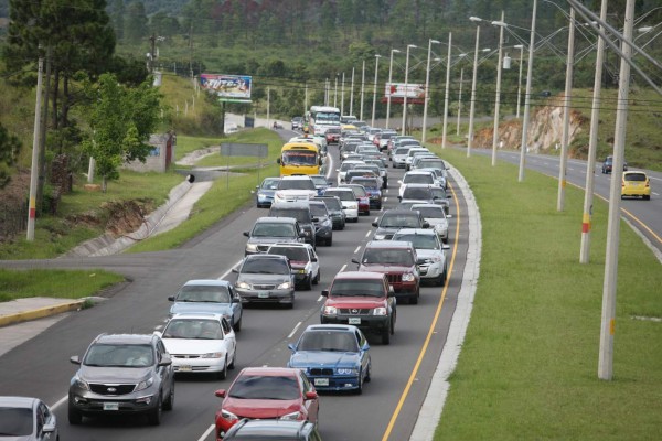 En caravana regresan viajeros al cierre de la Semana Morazánica en Honduras