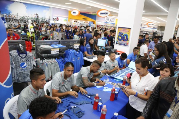 Motagua lució la Copa 14 en Diunsa