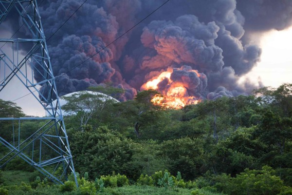 Bomberos intentan sofocar incendio en planta de combustible en Nicaragua