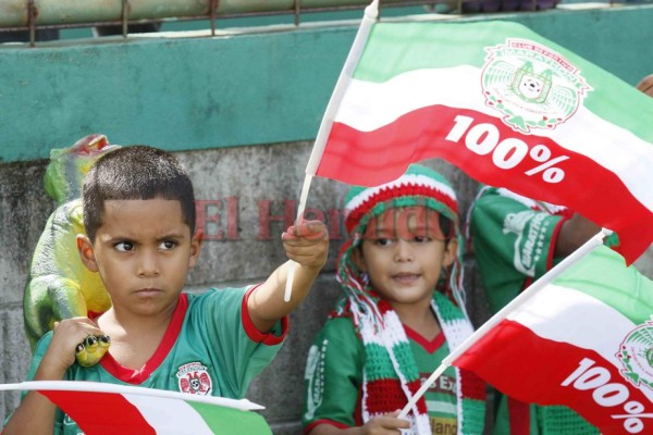 Bellas aficionadas del Marathón y Real de Minas llegan al Yankel Rosenthal