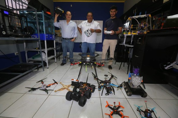 Robots hechos por talentosos hondureños