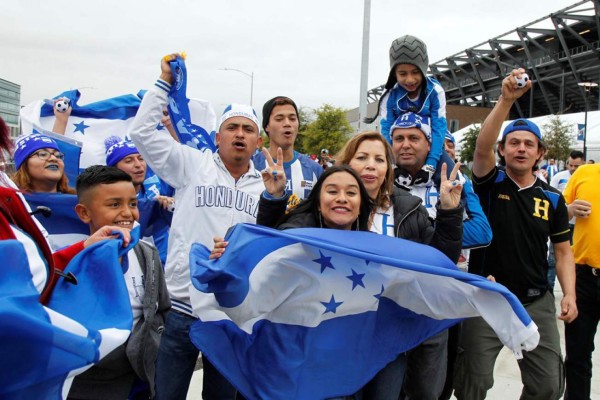 Los aficionados catrachos llegan a gritar por la Selección de Honduras