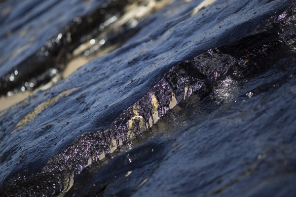 California declara en emergencia zona costera tras derrame de crudo