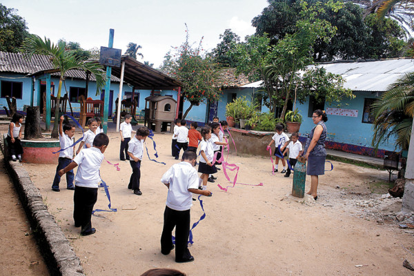 Escolares esperan respuesta del Estado