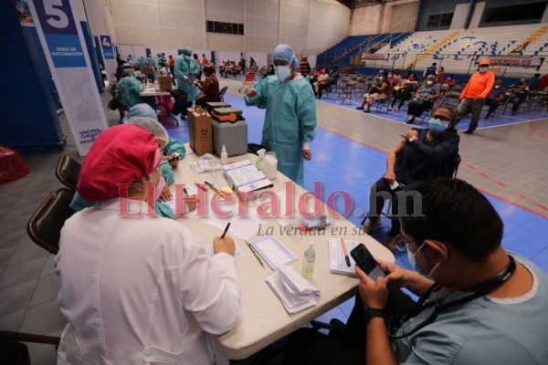 FOTOS: Tercer día consecutivo de inmensas filas por jornada de vacunación en la capital