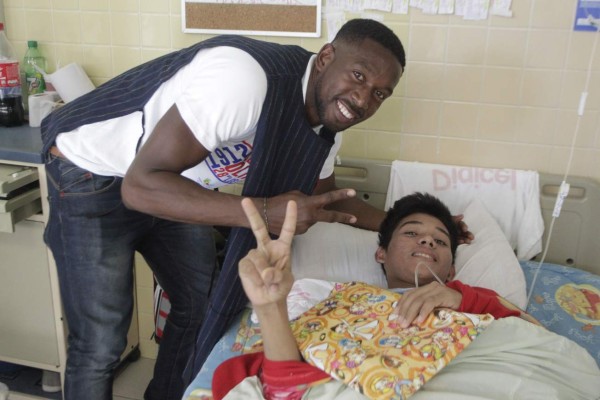 Olimpia entrega regalos a niños con cáncer