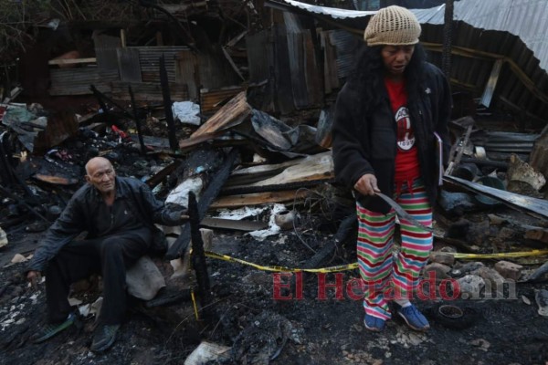 Devastada y desolada, así quedó la zona cero del incendio en el barrio La Bolsa