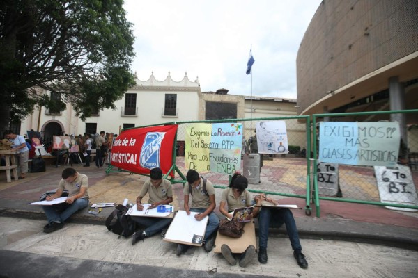 Con demostración cultural protestan estudiantes