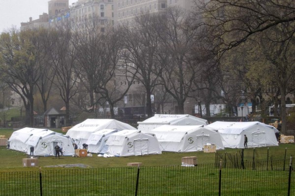 FOTOS: Hospital improvisado asiste a pacientes con coronavirus en Nueva York