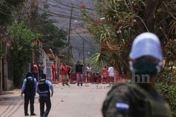 Disturbios en La Era: vecinos se oponen a entierros por miedo al Covid-19 (FOTOS)