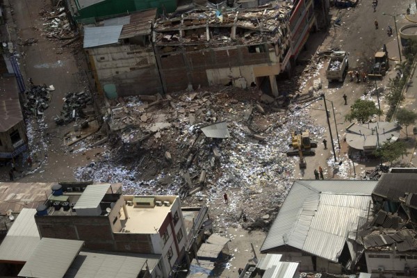 Rescatan a tres personas 120 horas tras terremoto que sacudió en Ecuador